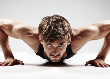 Le Body Attack combine des mouvements d'aérobic athlétiques et des séries de pompes, abdos, squats...