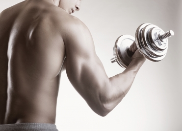 Pour muscler ses bras, il faut travailler ses biceps, mais aussi ses triceps et avant-bras.